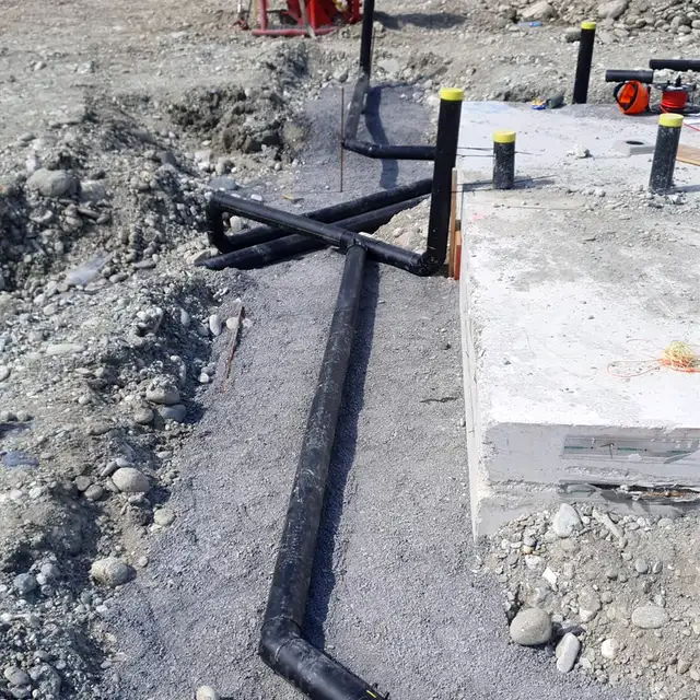 Conduites d'évacuation en polyéthylène posées dans les fouilles d'un chantier extérieur