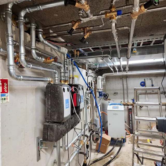 Réseau de tuyauterie avec vannes et organes de réglage dans un local technique